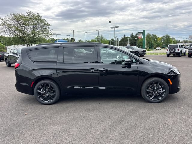 New 2027 Chrysler Pacifica Limited AWD/4WD image 31