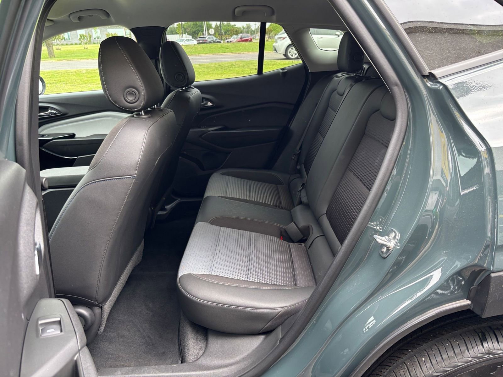 Used 2025 Chevrolet Trax LT w/ LT Convenience Package FWD image 24