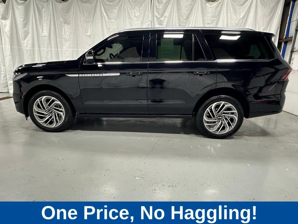 Used 2025 Lincoln Navigator Reserve AWD/4WD image 4