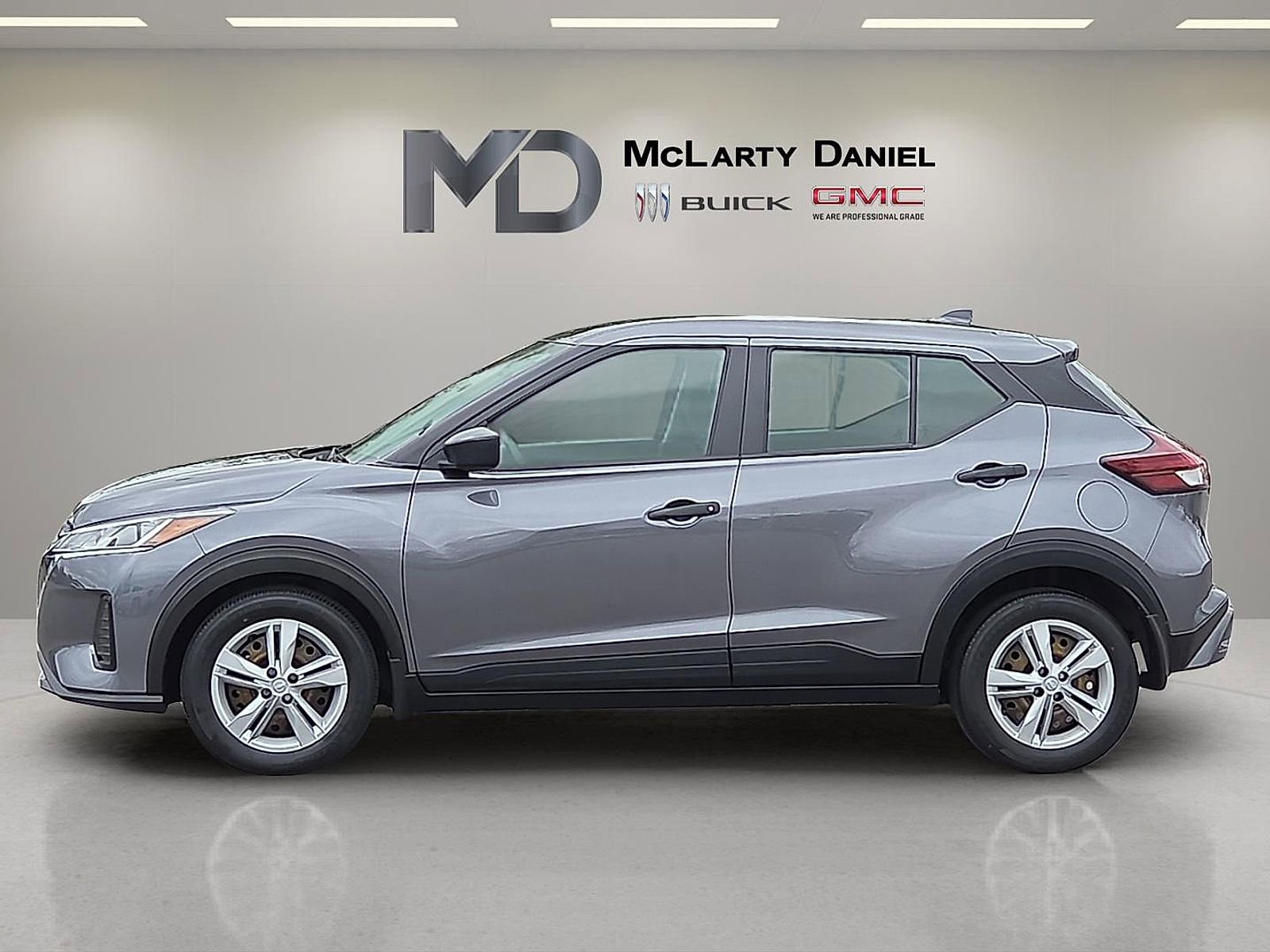Used 2023 Nissan Kicks S FWD image 3