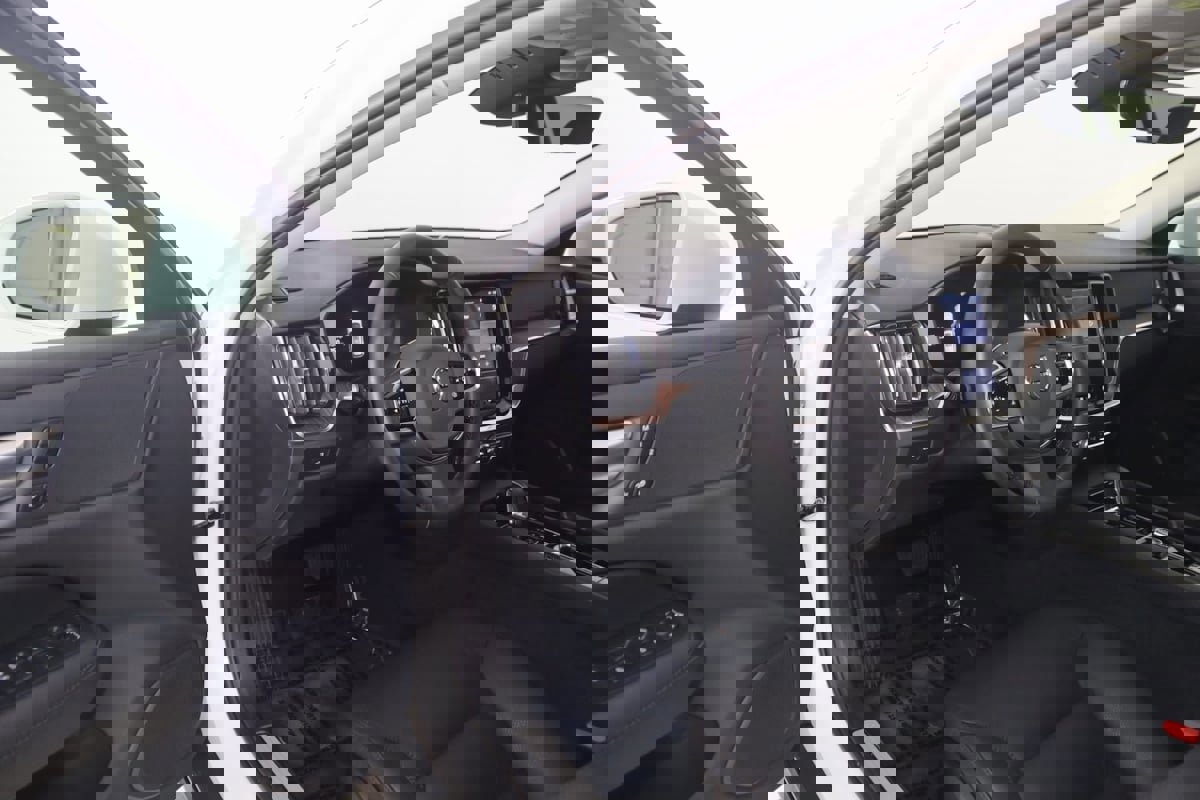 Used 2024 Volvo V60 B5 Cross Country Plus image 47