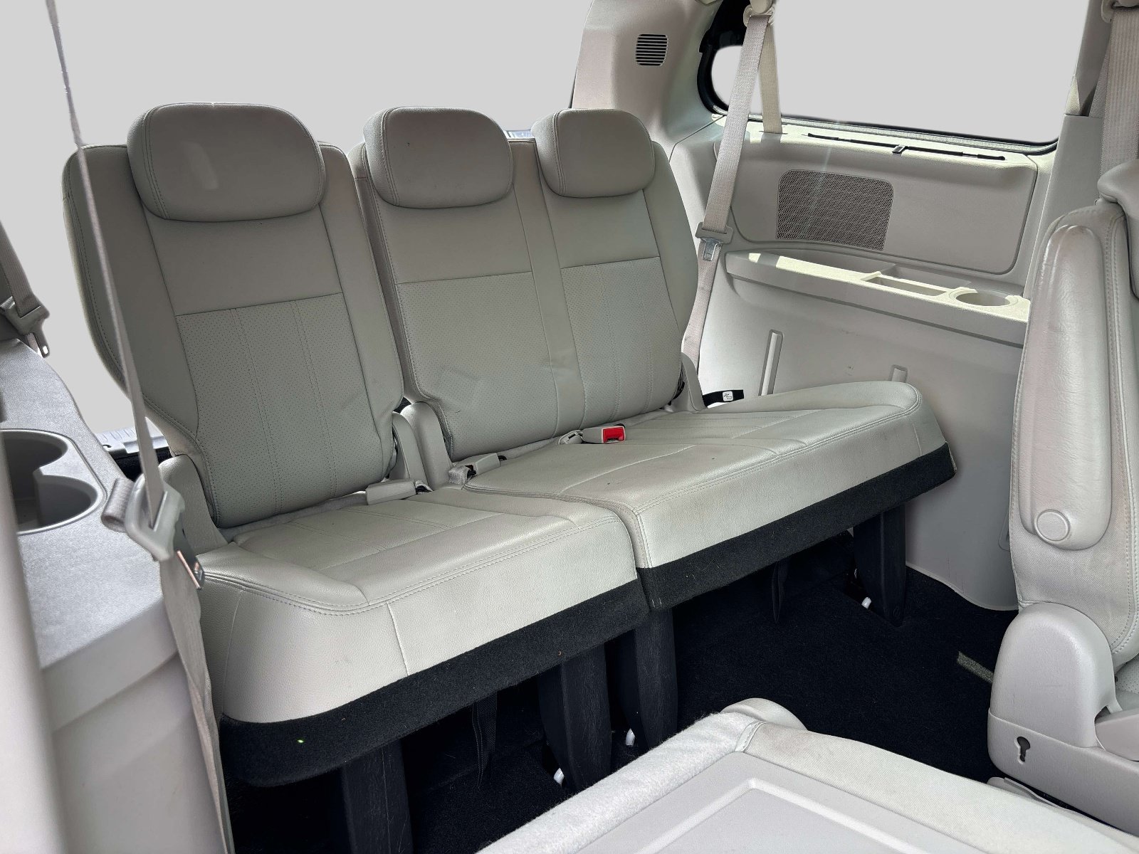 Used 2010 Chrysler Town & Country Touring Plus FWD image 19