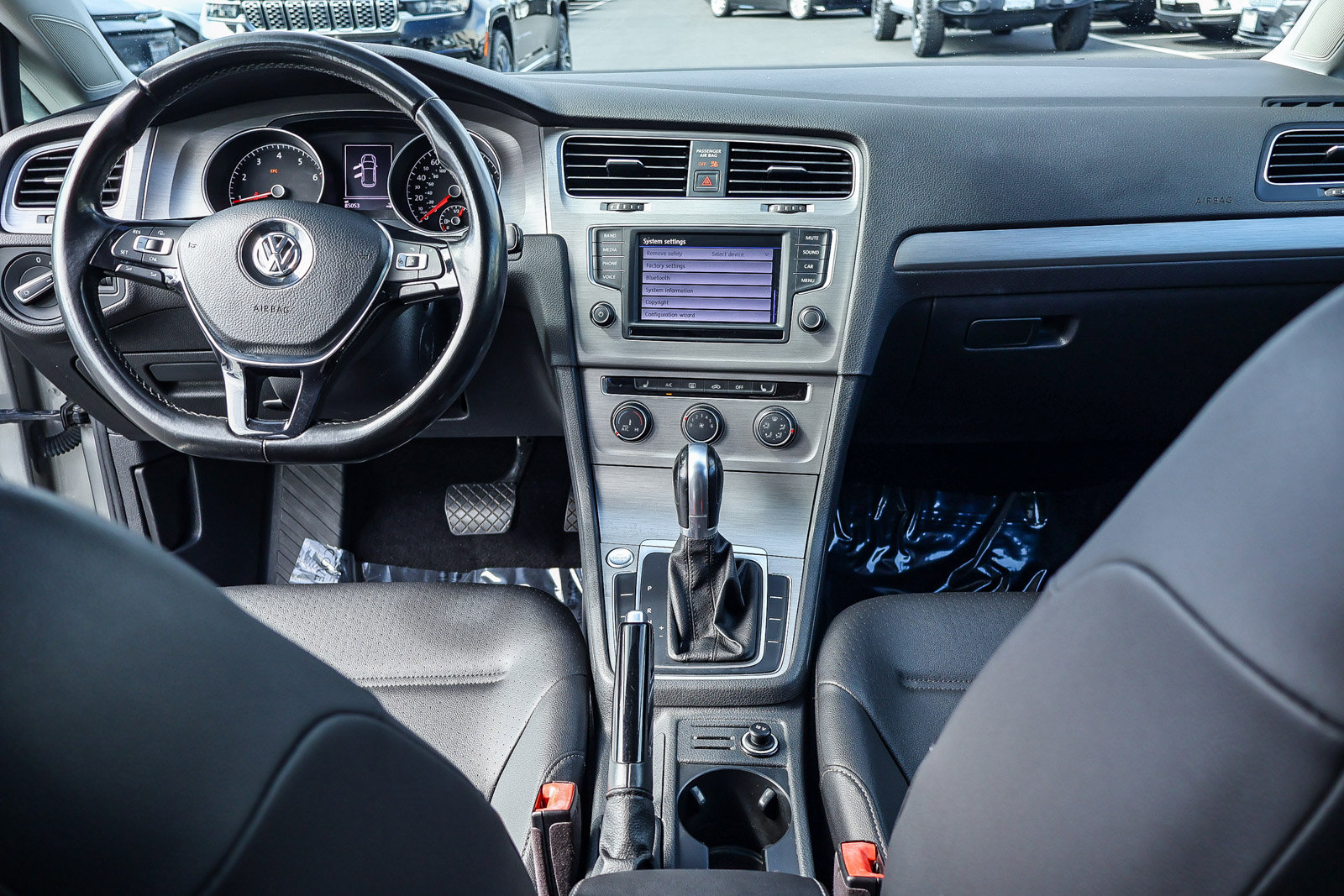 Used 2017 Volkswagen Golf S image 9