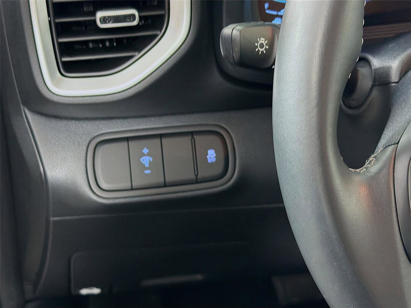 Used 2025 Hyundai Venue SEL FWD image 10