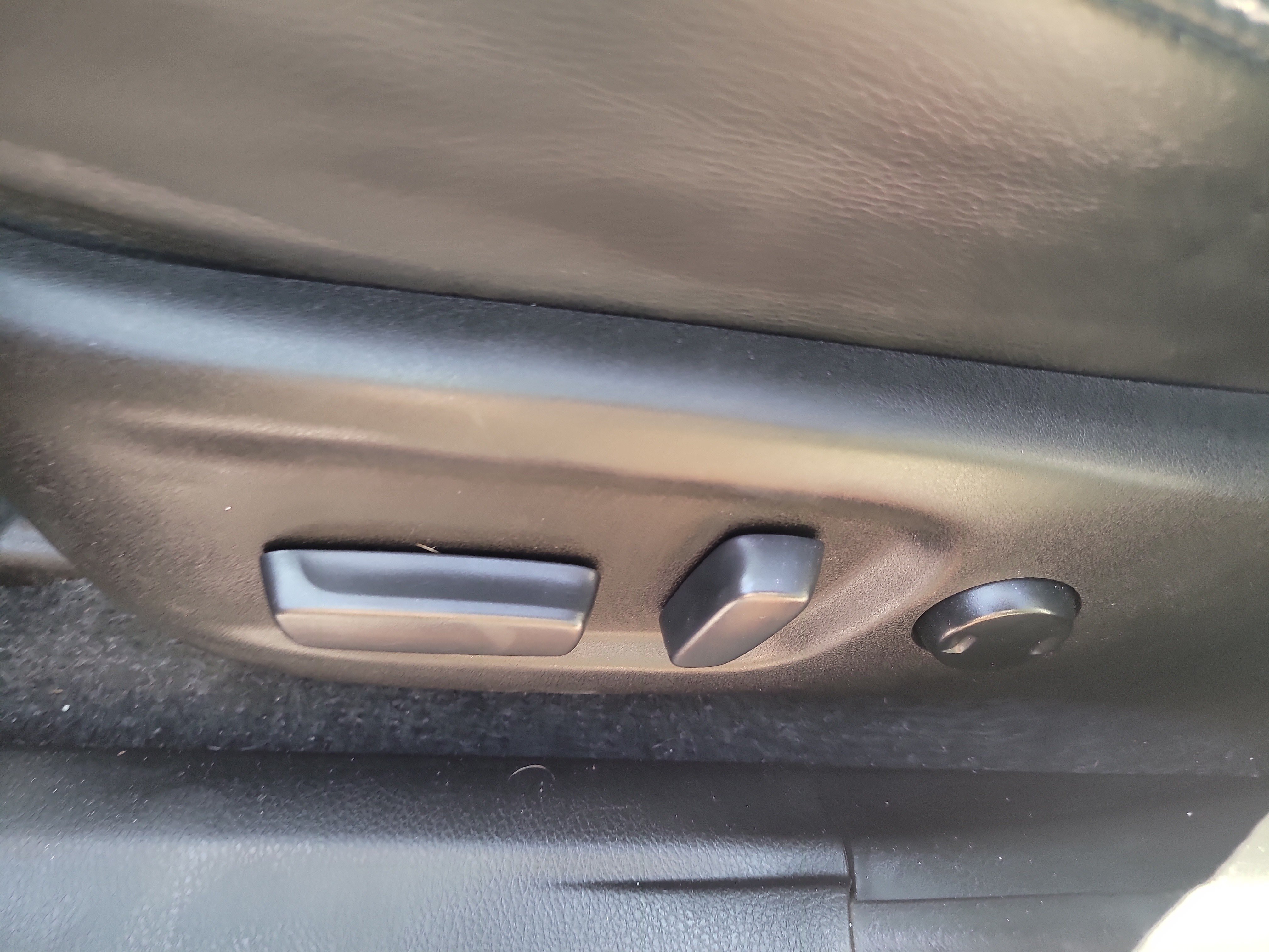 Used 2018 Toyota RAV4 Limited FWD image 21