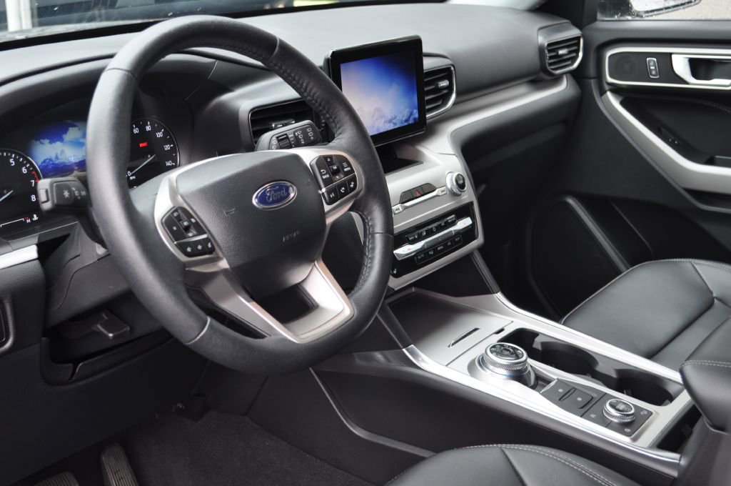 Used 2024 Ford Explorer XLT w/ Equipment Group 202A image 7