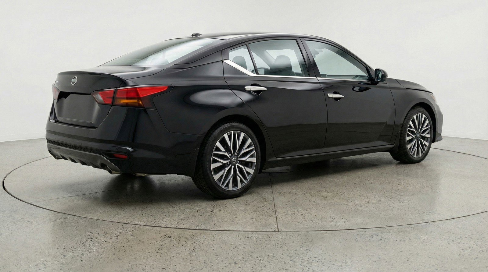 Used 2025 Nissan Altima 2.5 SV image 9