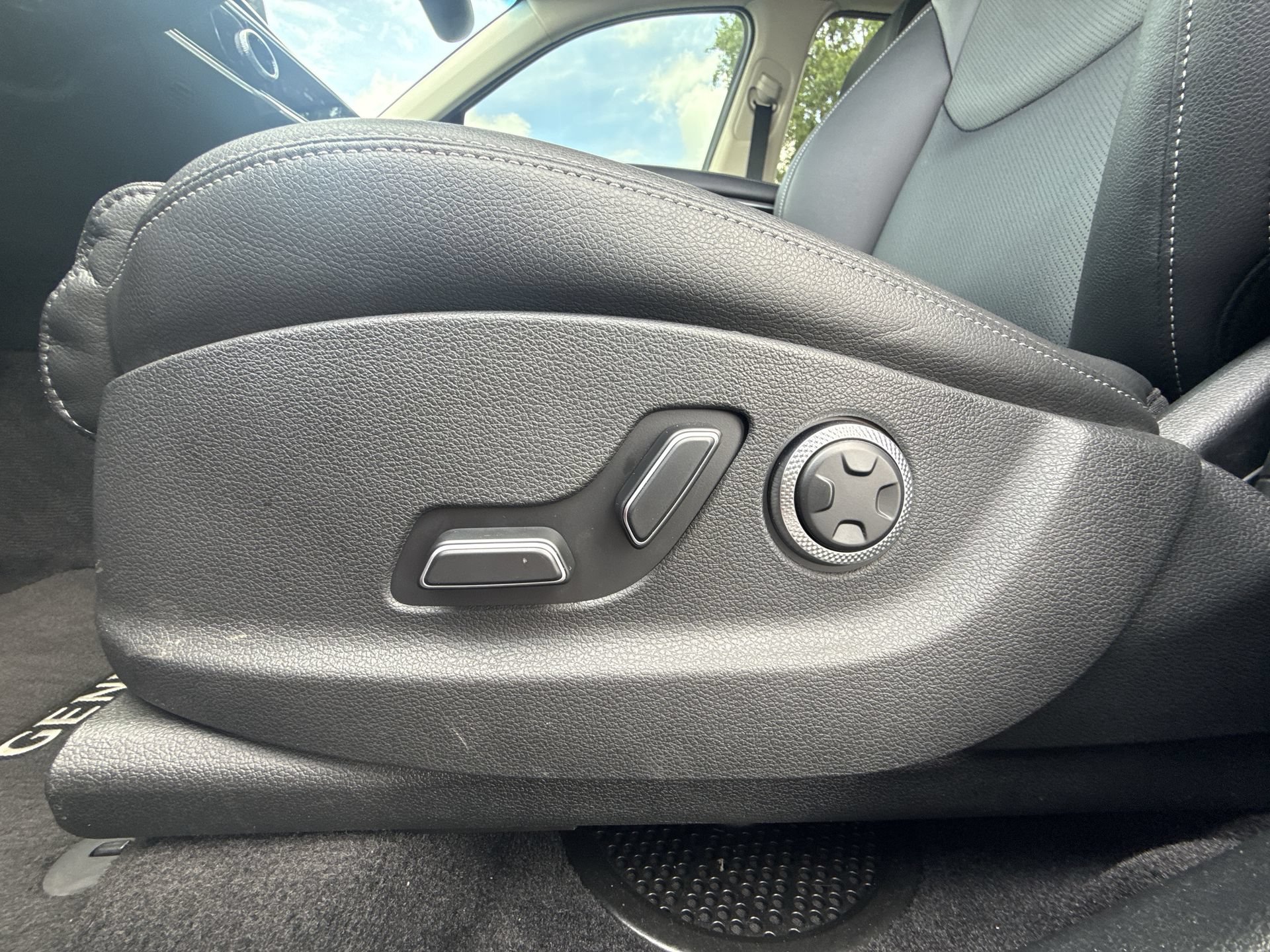 Used 2025 Genesis GV70 2.5T AWD/4WD image 12