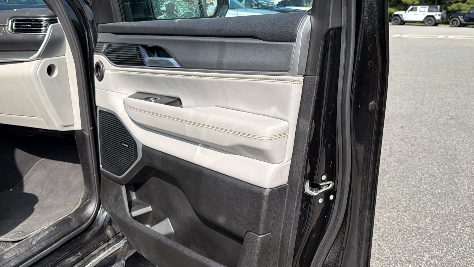 Used 2025 Jeep Wagoneer L 4WD image 18