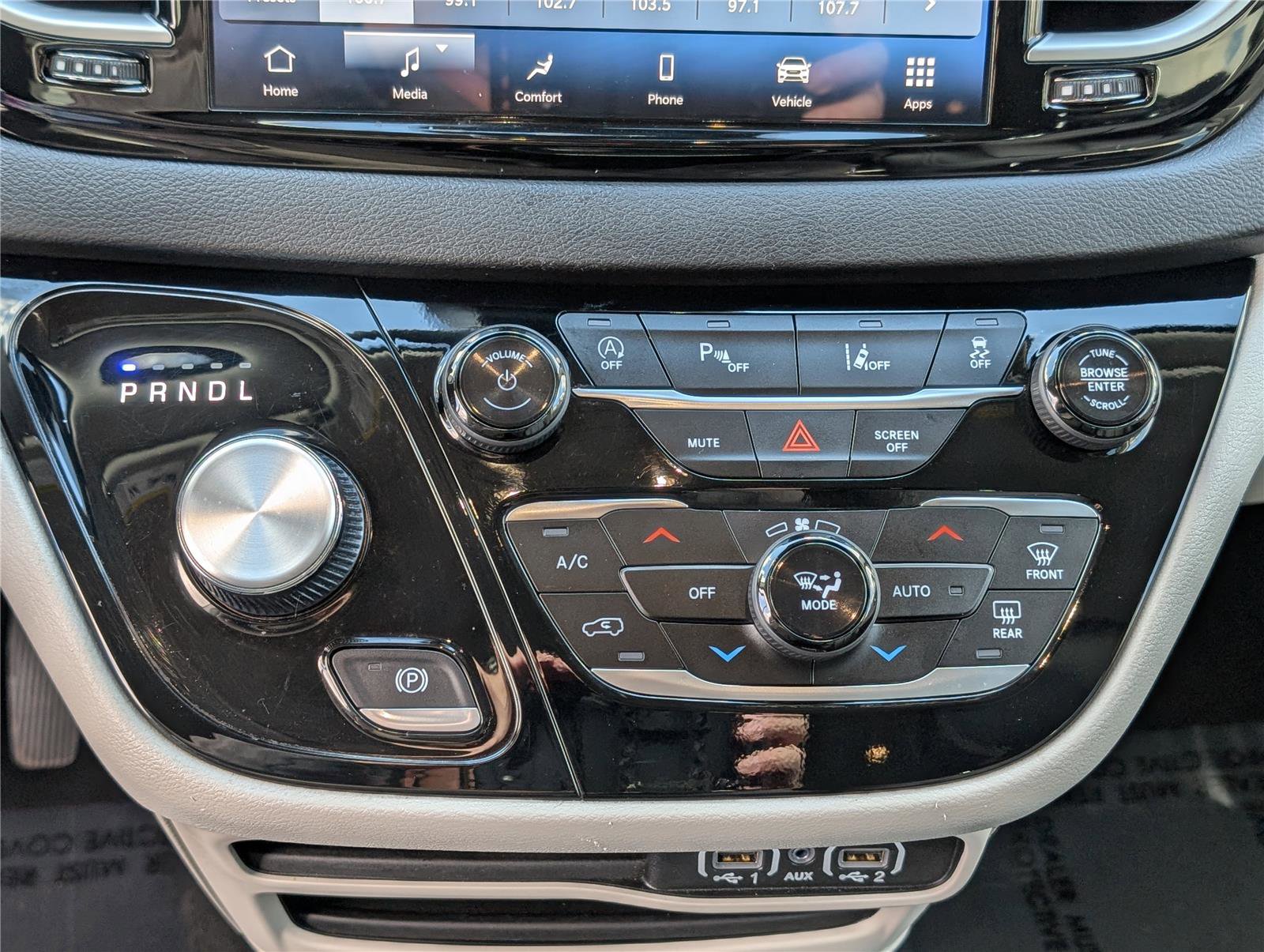 Used 2024 Chrysler Pacifica Touring-L image 26