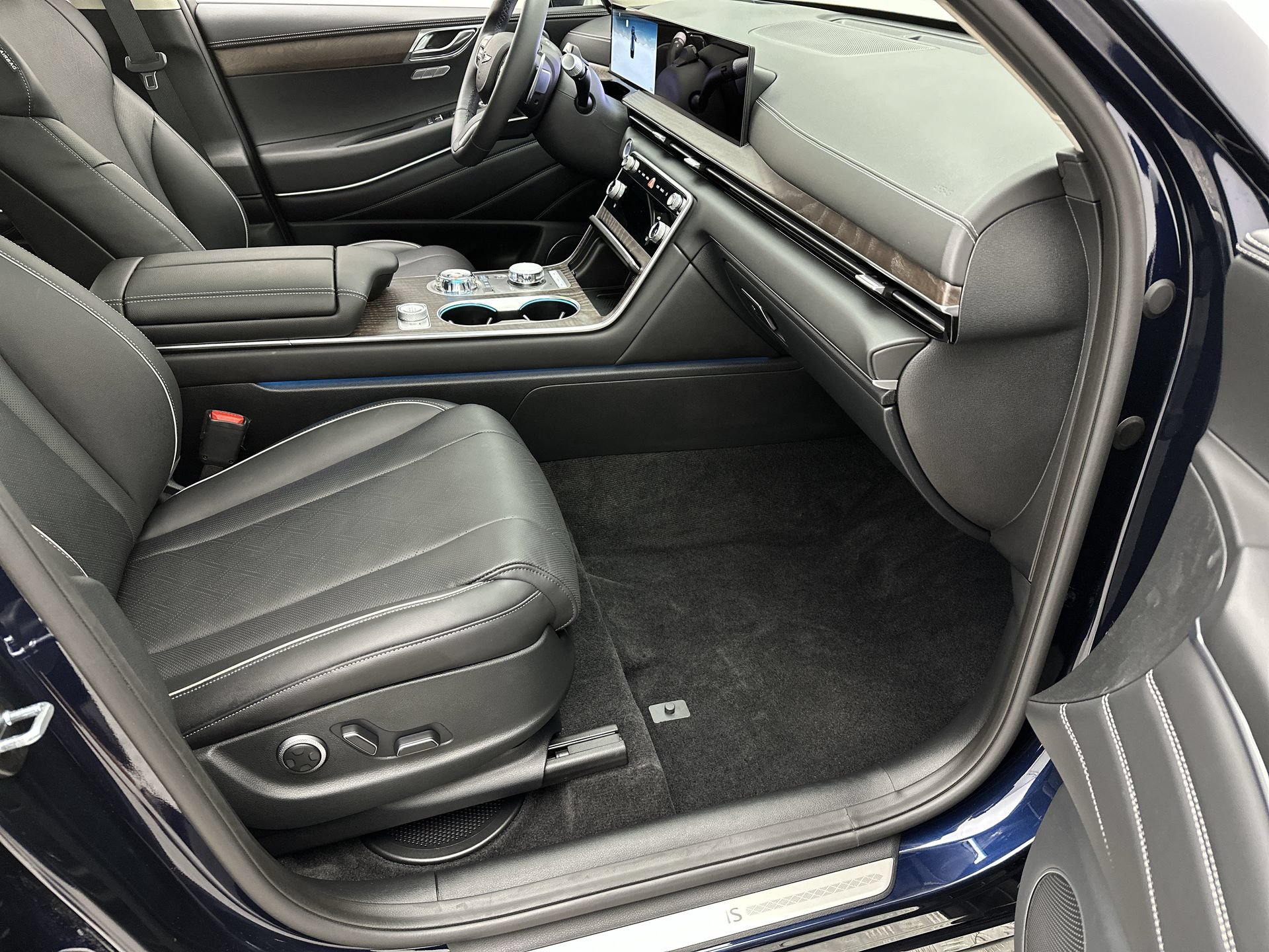 Certified 2026 Genesis GV80 3.5T Advanced AWD/4WD image 26