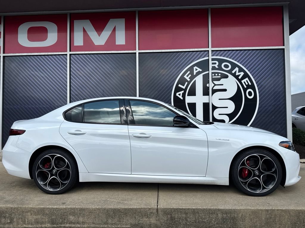 Used 2023 Alfa Romeo Giulia Veloce AWD/4WD image 4