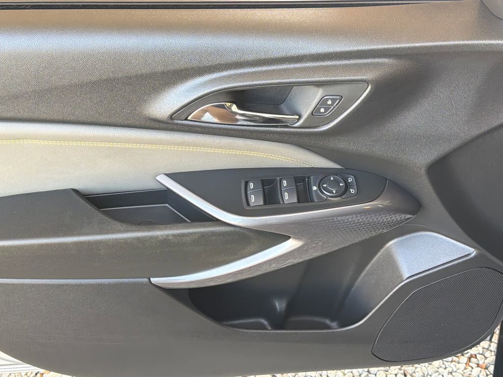 Used 2024 Chevrolet Trax ACTIV w/ Sunroof Package image 3