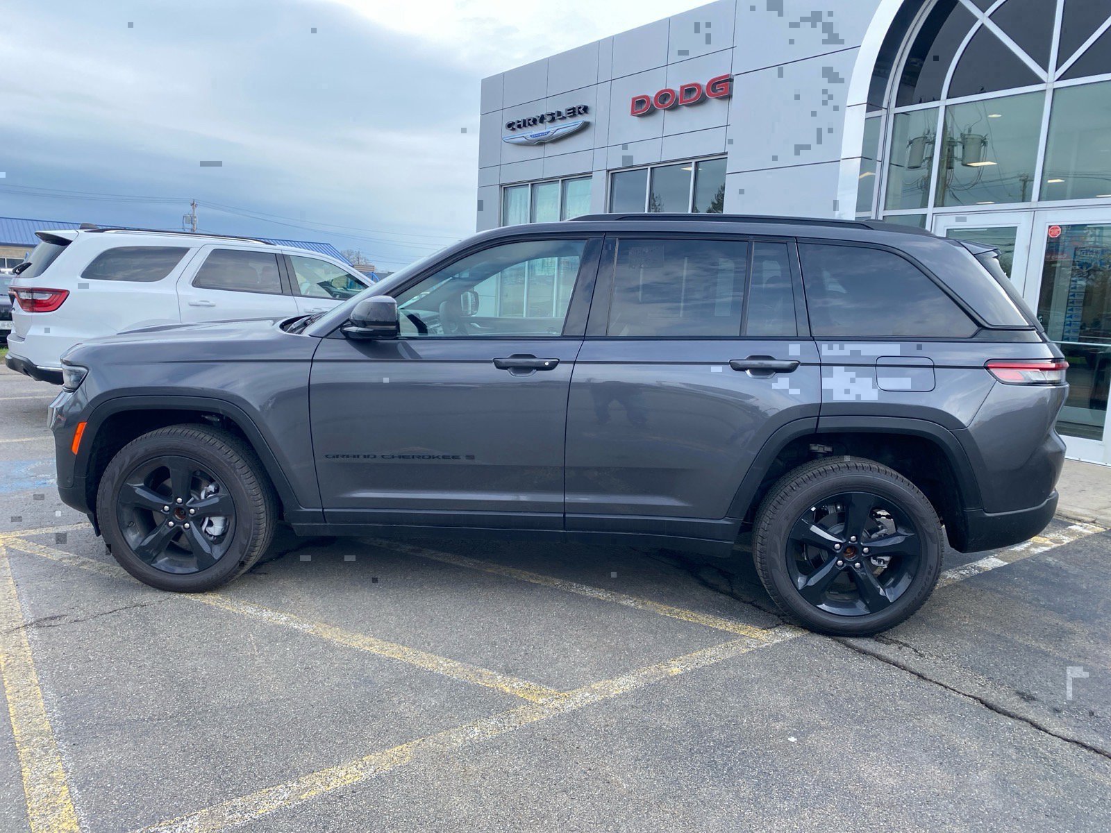 Used 2025 Jeep Grand Cherokee Limited w/ Luxury Tech Group II AWD/4WD image 2