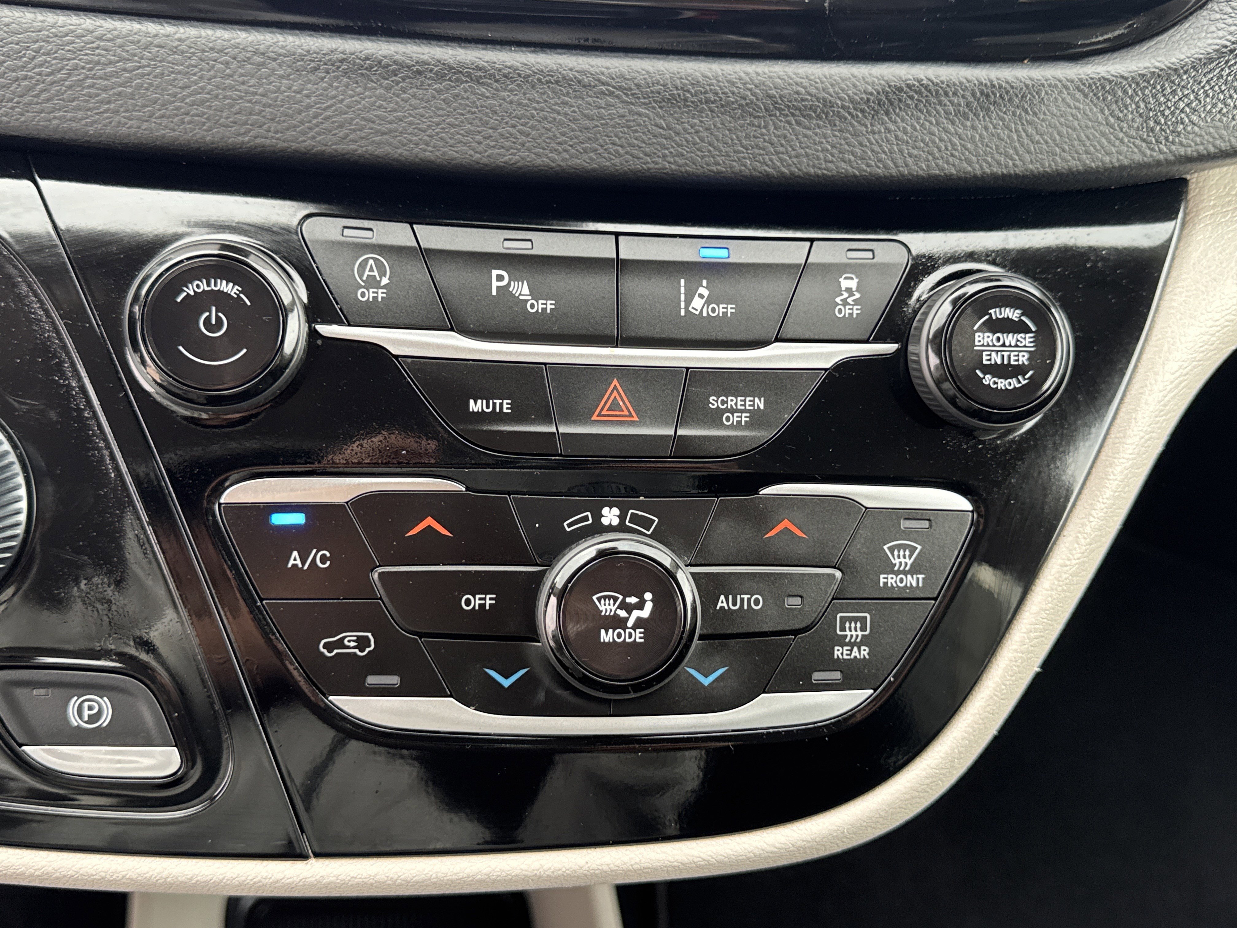 Used 2024 Chrysler Pacifica Touring-L image 20