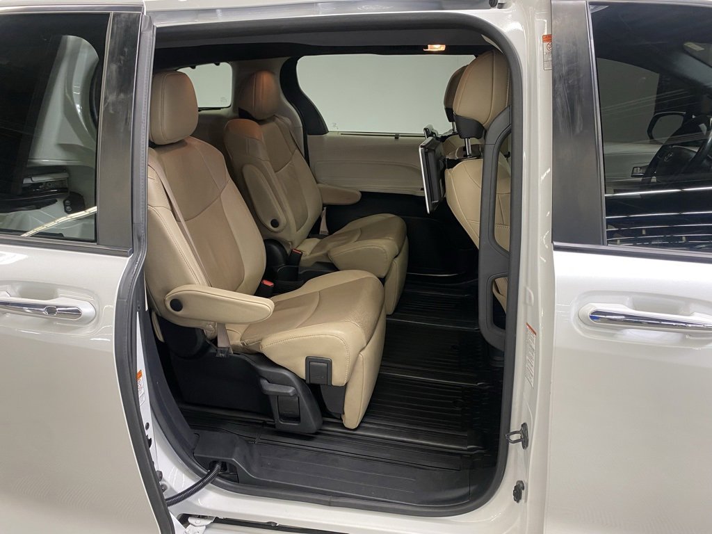 Used 2022 Toyota Sienna Limited image 16