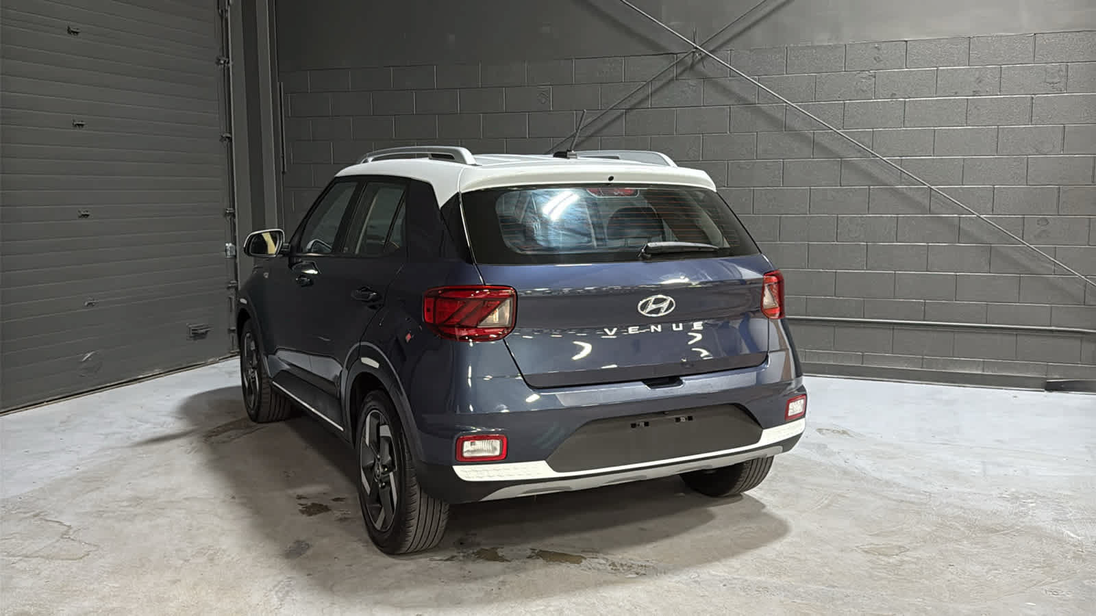 Used 2023 Hyundai Venue Limited w/ Cargo Package FWD image 6