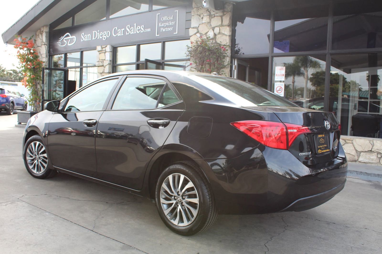 Used 2018 Toyota Corolla XLE w/ Carpet Mat Package (TMS) FWD image 3