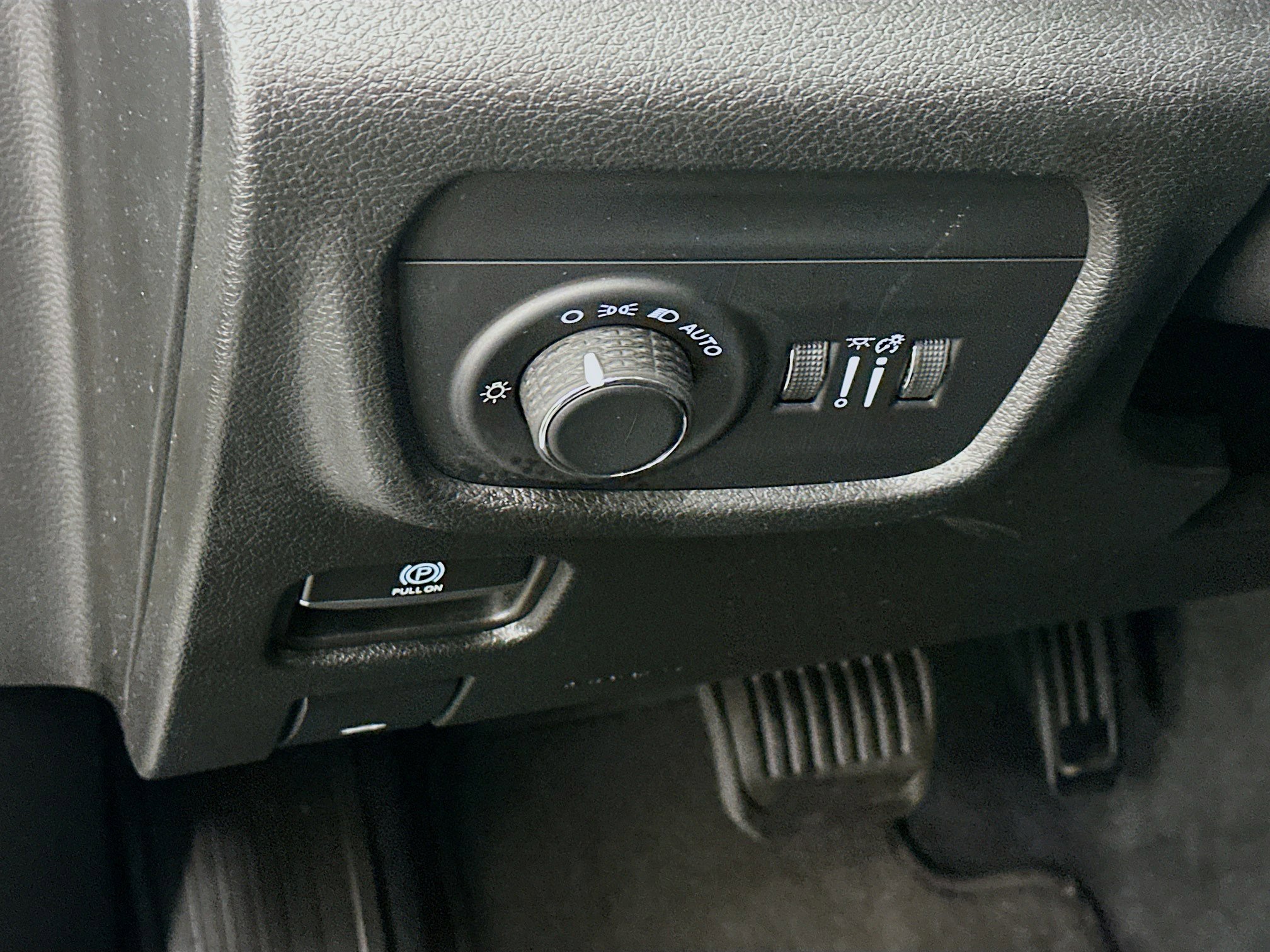 Used 2023 Jeep Grand Cherokee Laredo AWD/4WD image 17