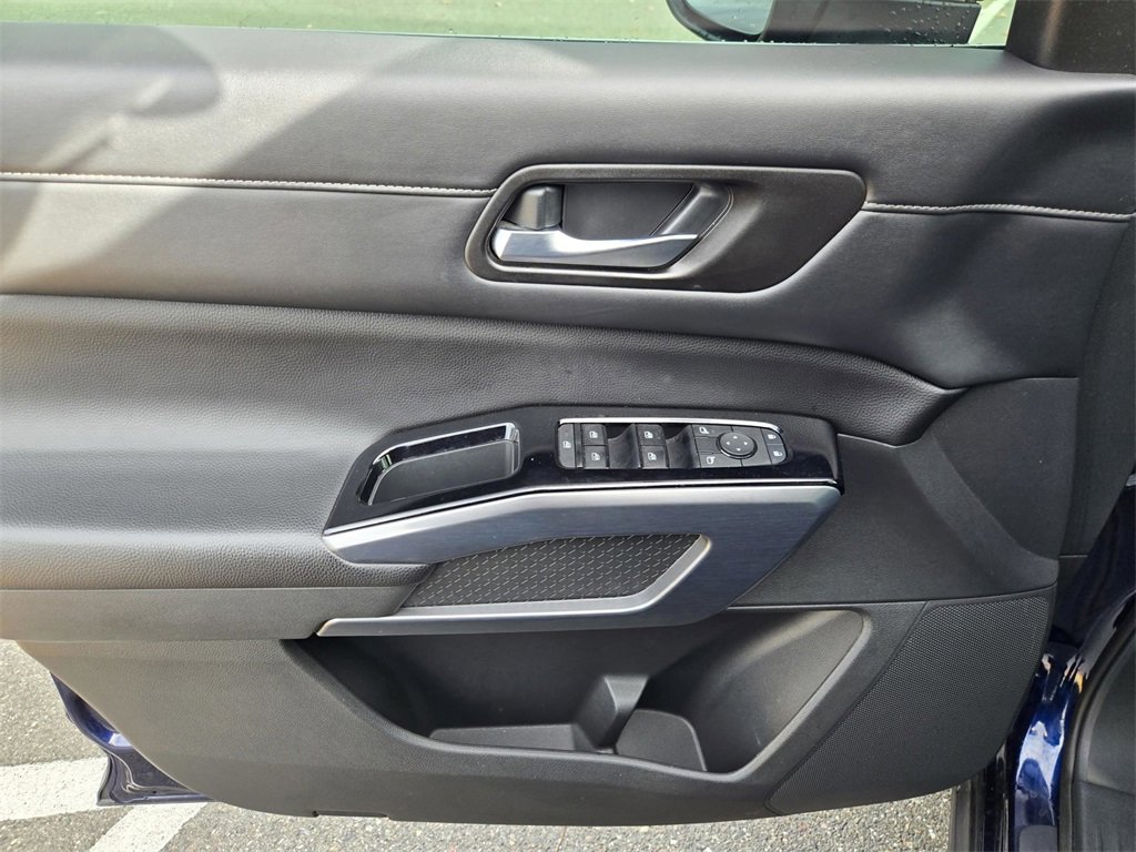 Used 2023 Nissan Pathfinder SL image 17