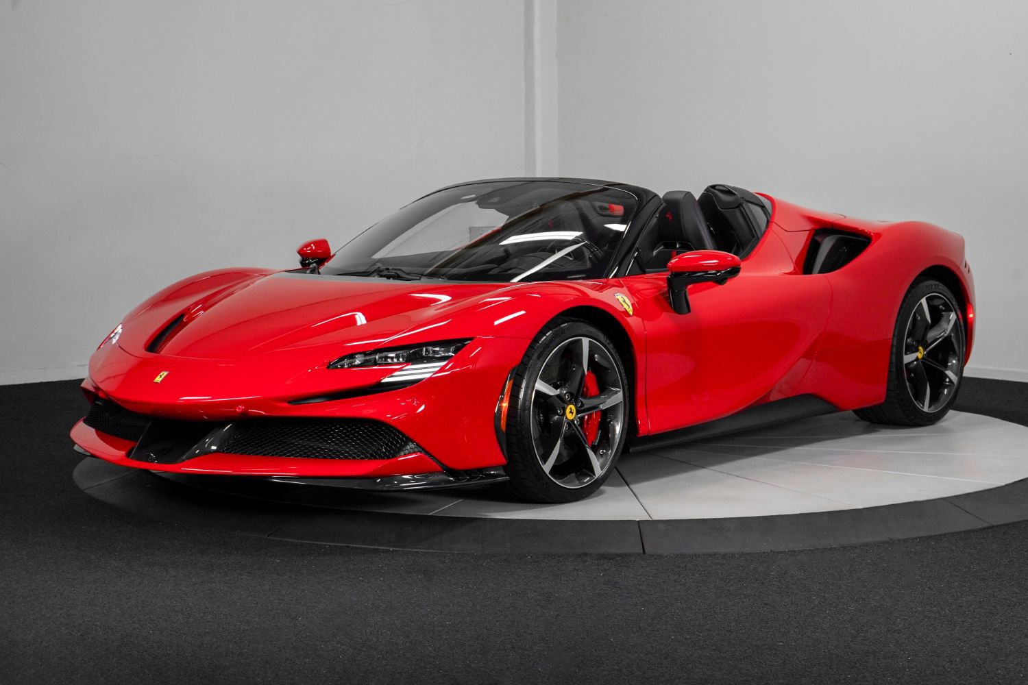 Used 2022 Ferrari SF90 Spider image 6