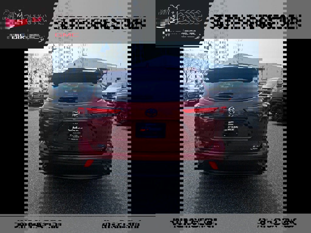 Used 2020 Toyota Highlander LE image 3