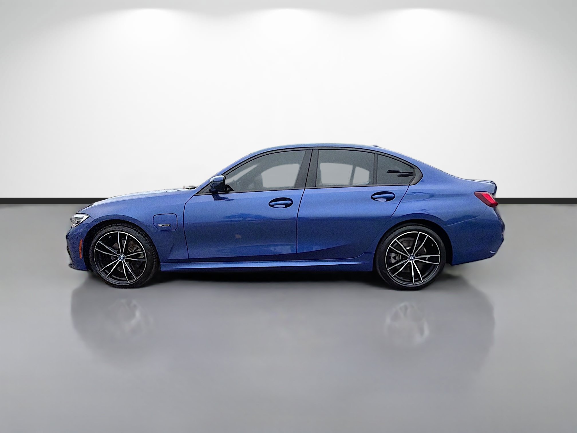 Used 2022 BMW 330e w/ M Sport Package RWD image 6