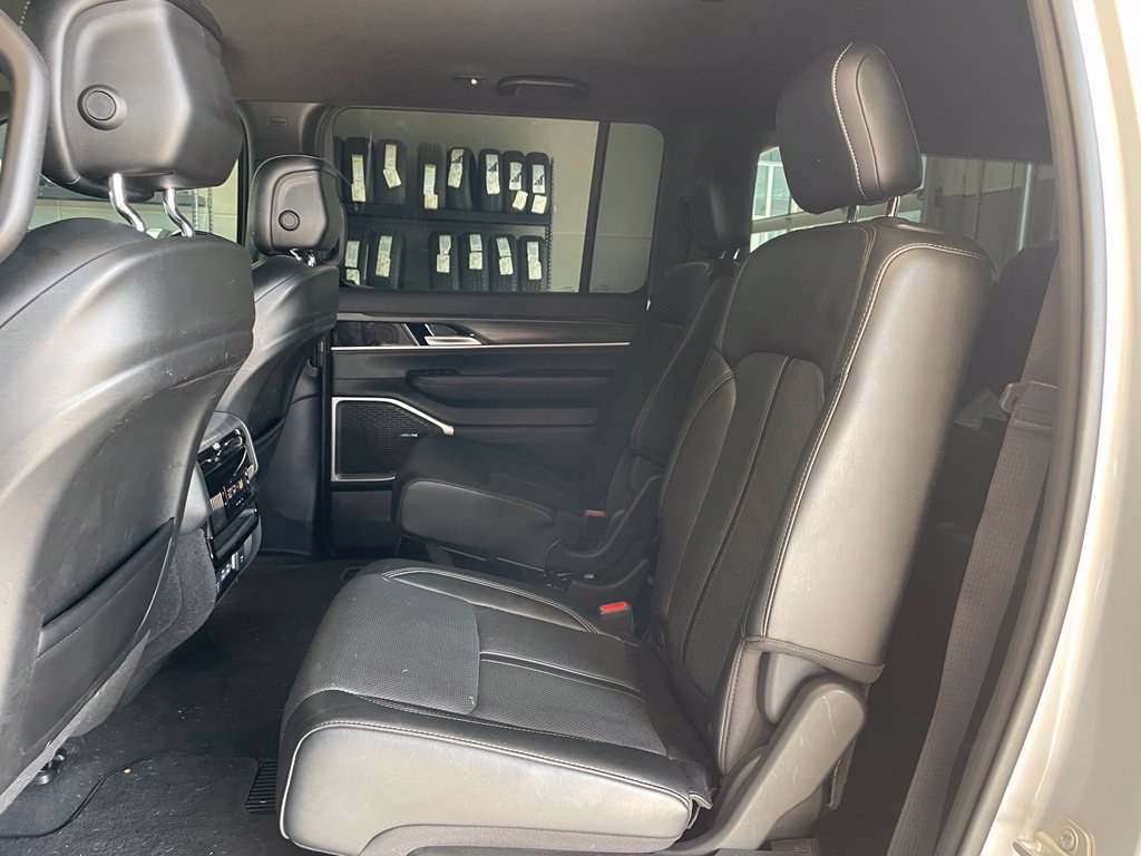 Used 2024 Jeep Wagoneer Series II w/ Flexible Seating Group RWD image 18