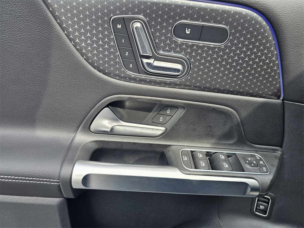 Used 2025 Mercedes-Benz GLB 250 image 16