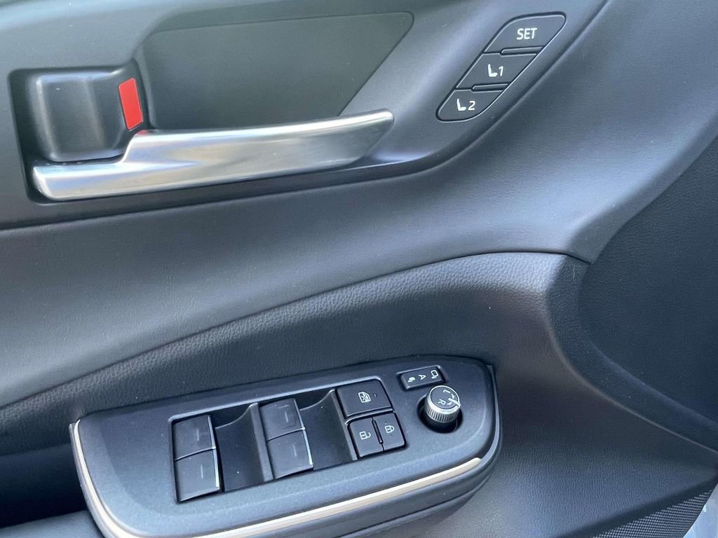 Used 2023 Toyota Crown Limited image 18