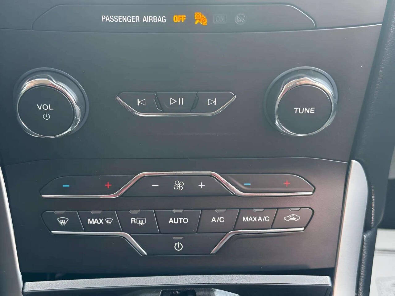 Used 2019 Ford Edge SEL AWD/4WD image 19