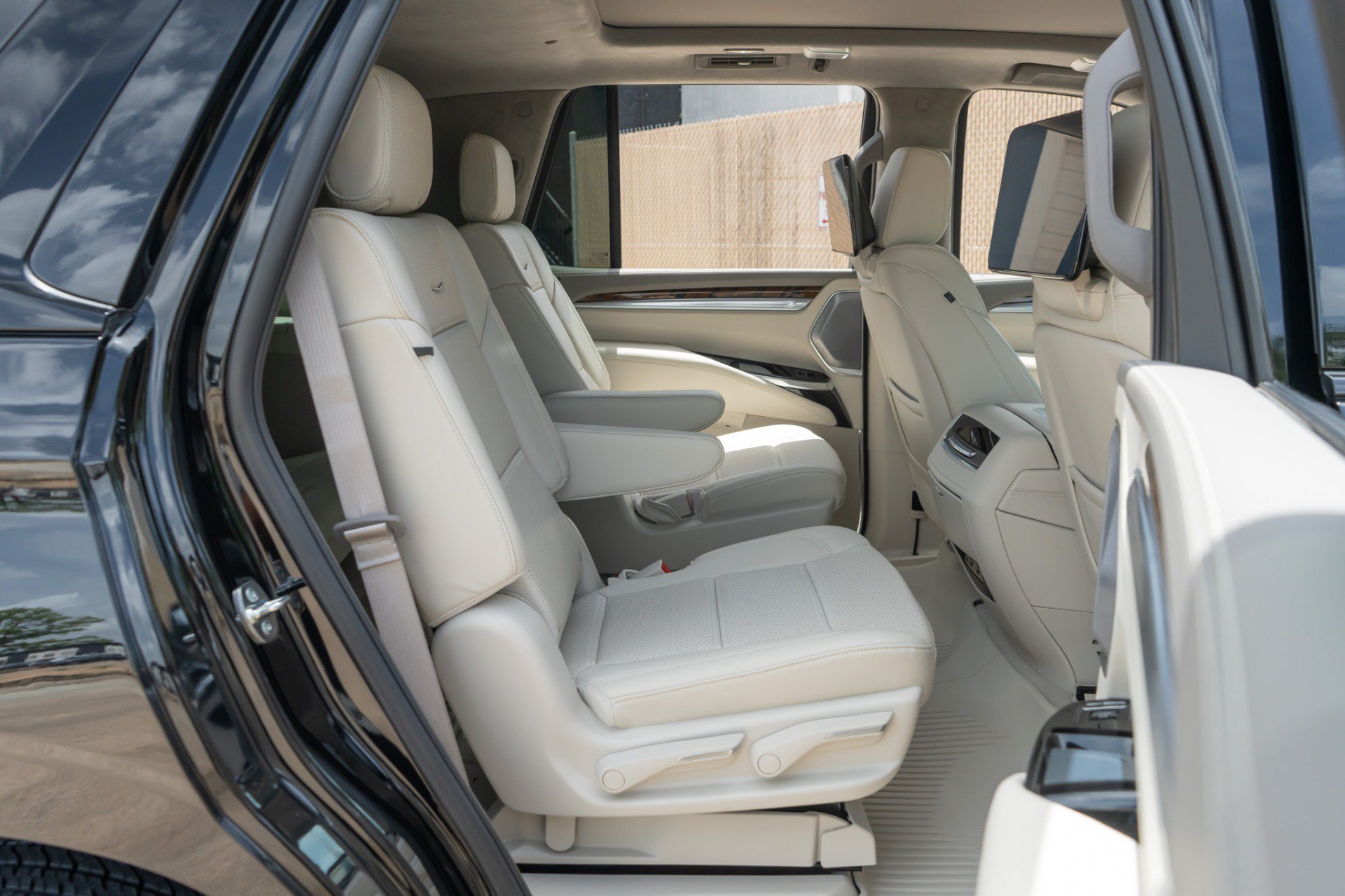 Used 2026 Cadillac Escalade Platinum Sport w/ LPO, Floor Liner Package AWD/4WD image 34