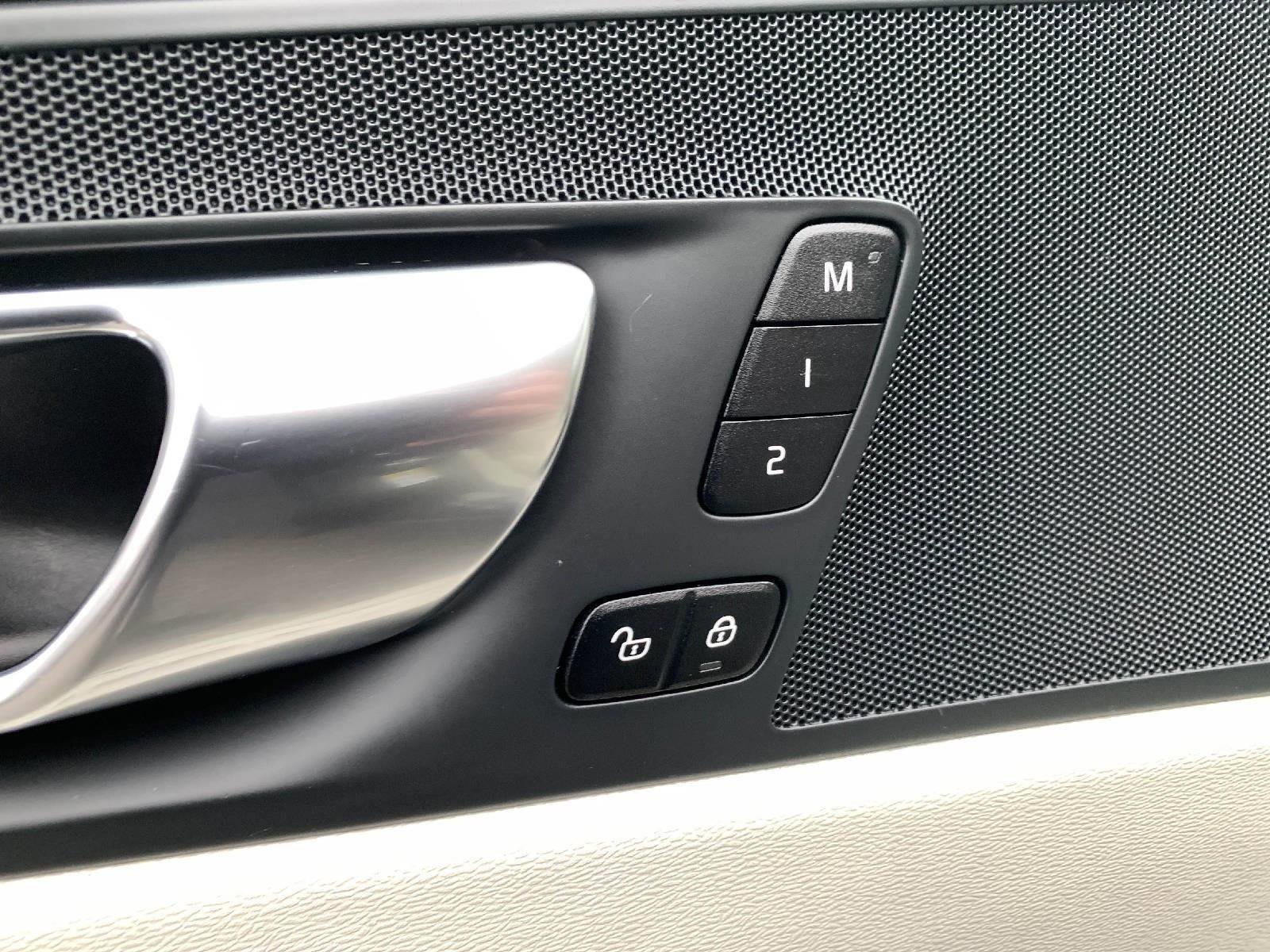 Used 2021 Volvo XC60 T6 Momentum w/ Premium Package image 13