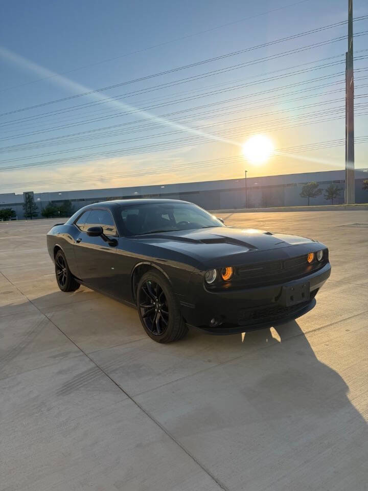 Used 2017 Dodge Challenger SXT Plus image 4