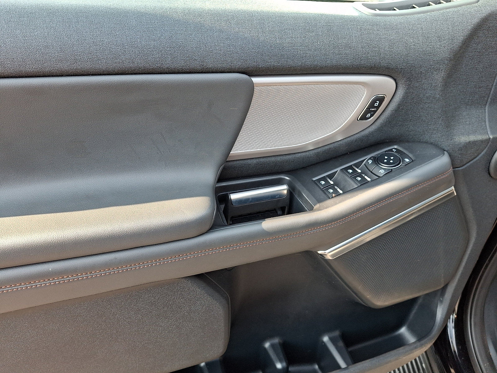 Used 2025 Ford Expedition Active AWD/4WD image 14