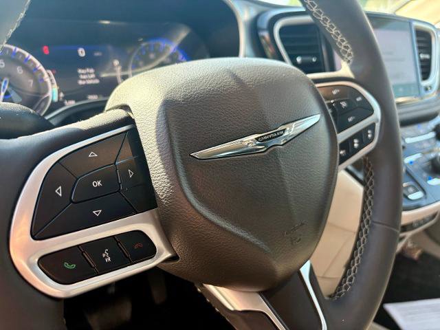Used 2023 Chrysler Pacifica Touring-L FWD image 19