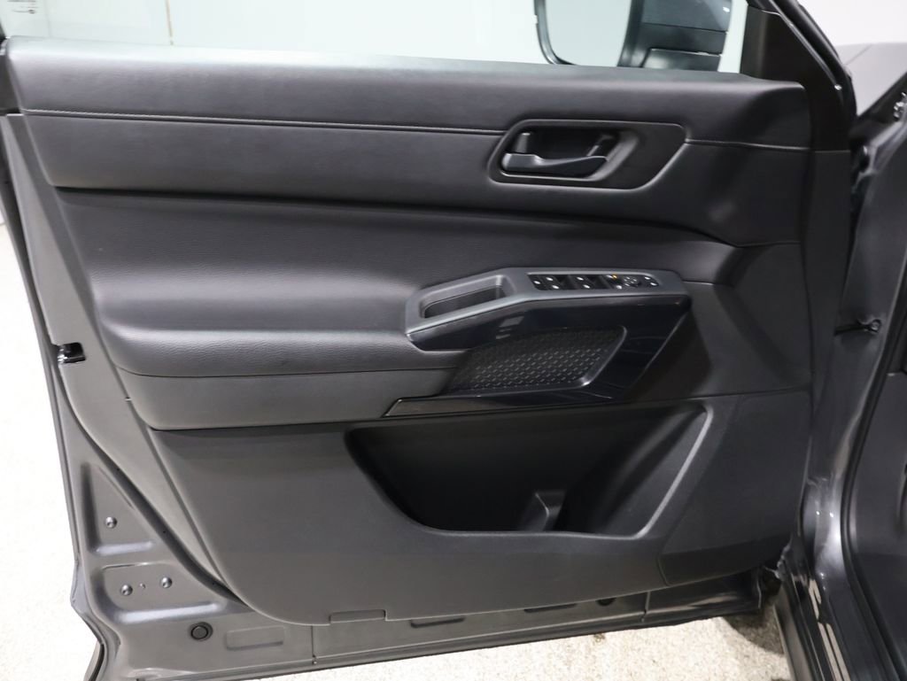 Used 2024 Nissan Pathfinder SV image 13