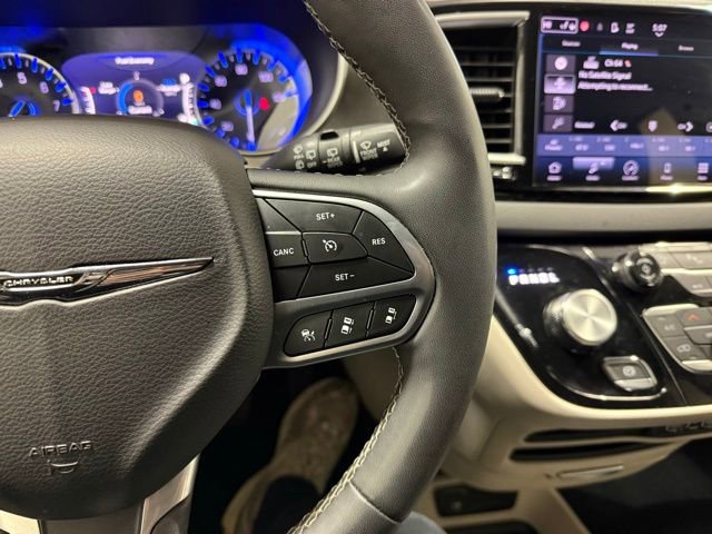Used 2024 Chrysler Pacifica Touring-L image 17
