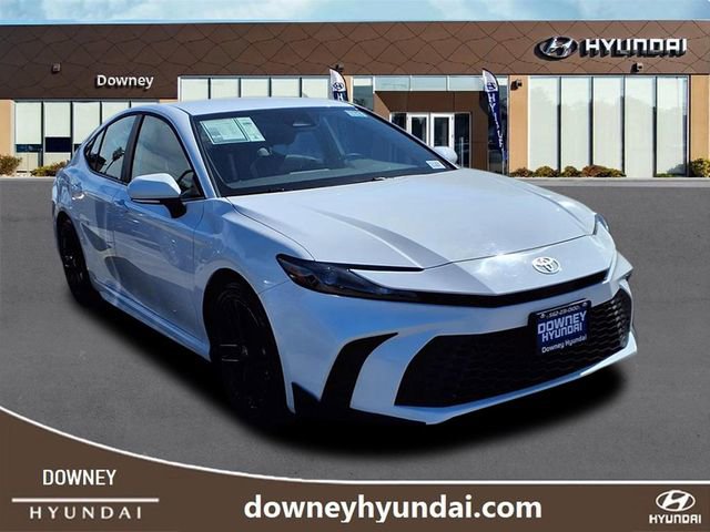 Used 2025 Toyota Camry SE image 3