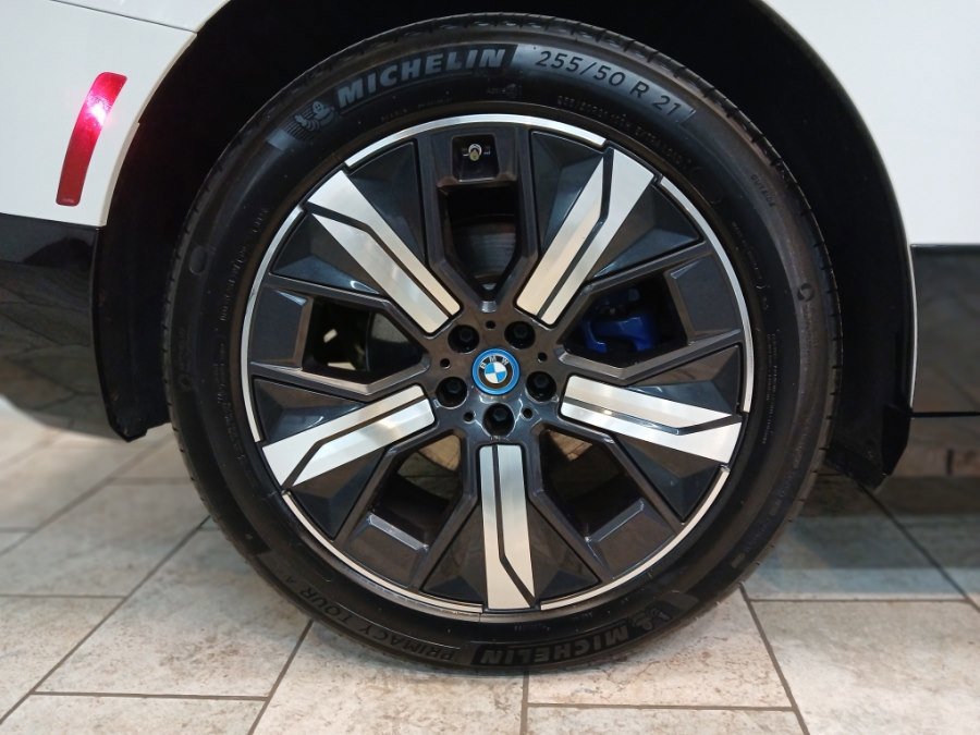 Used 2023 BMW iX xDrive50 w/ Sport Package image 31