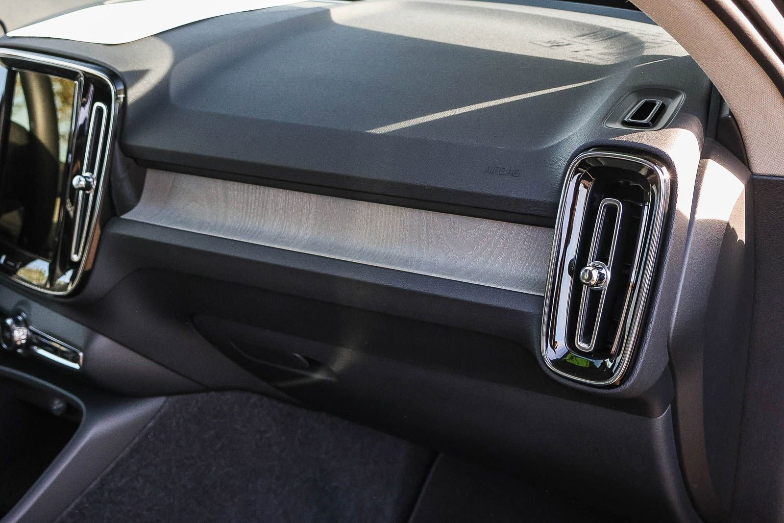 Used 2025 Volvo XC40 B5 Core image 19