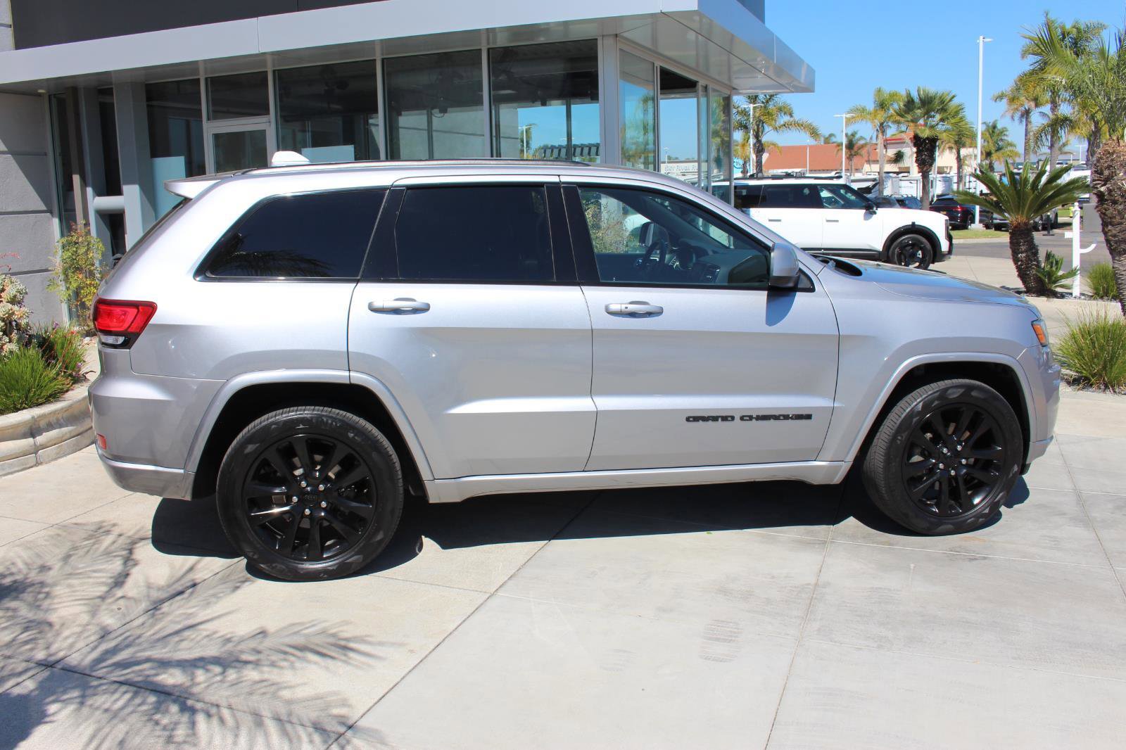Used 2019 Jeep Grand Cherokee Altitude image 10