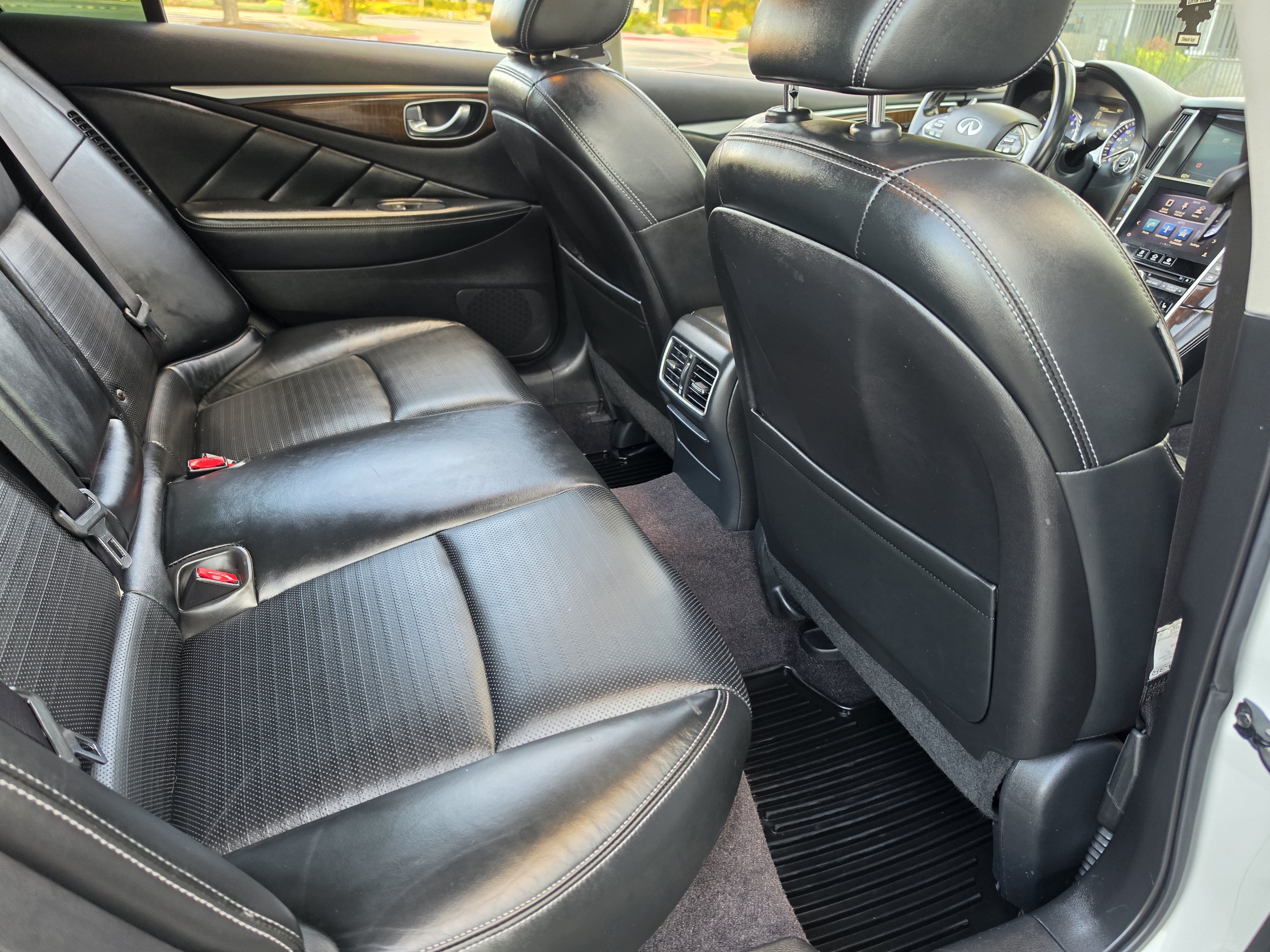 Used 2014 INFINITI Q50 Hybrid w/ Deluxe Technology Package RWD image 17