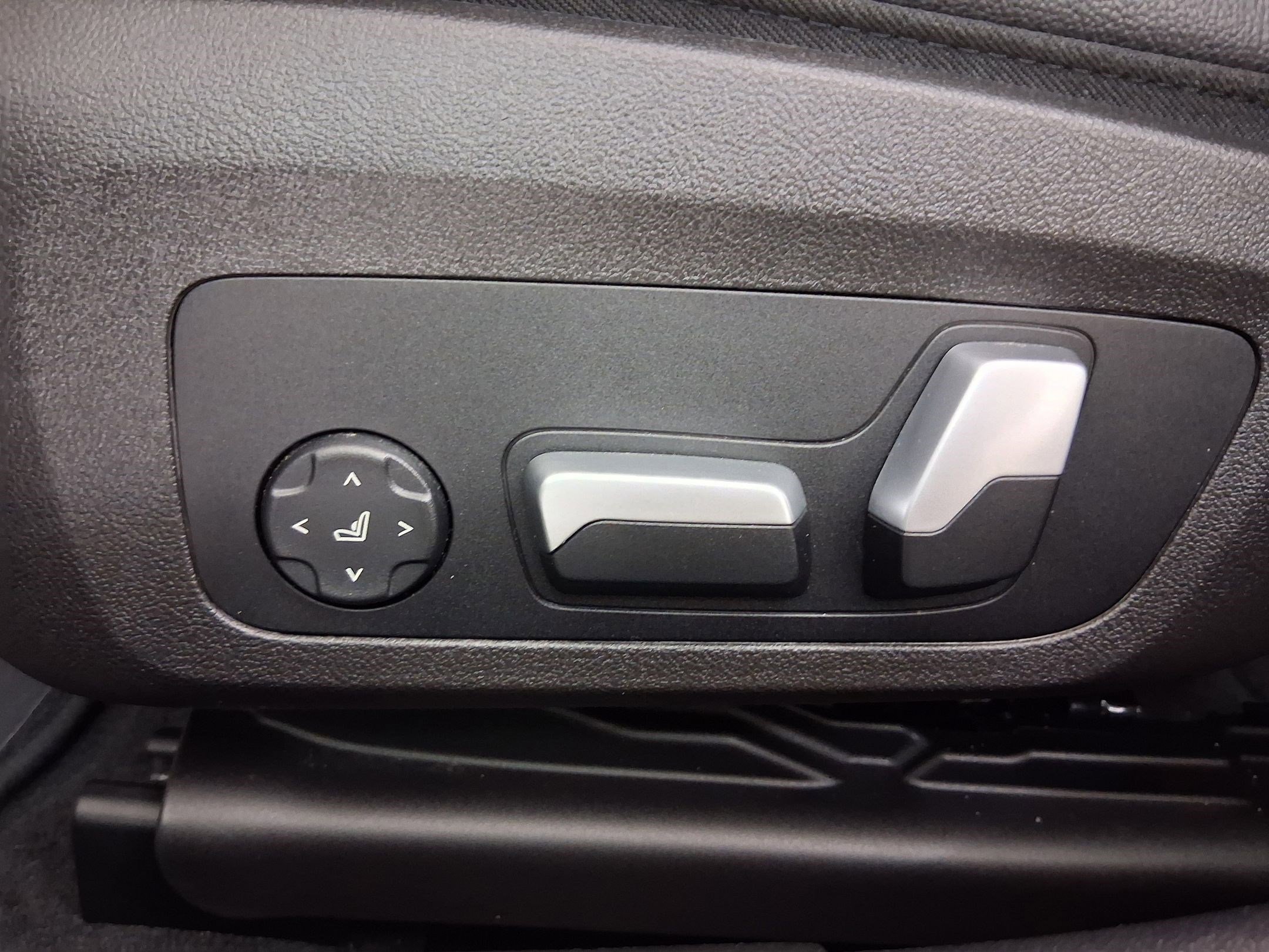 Used 2023 BMW 330i Sedan w/ Premium Package image 13