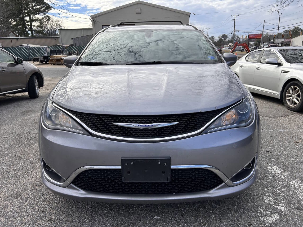 Used 2019 Chrysler Pacifica Touring-L FWD image 5