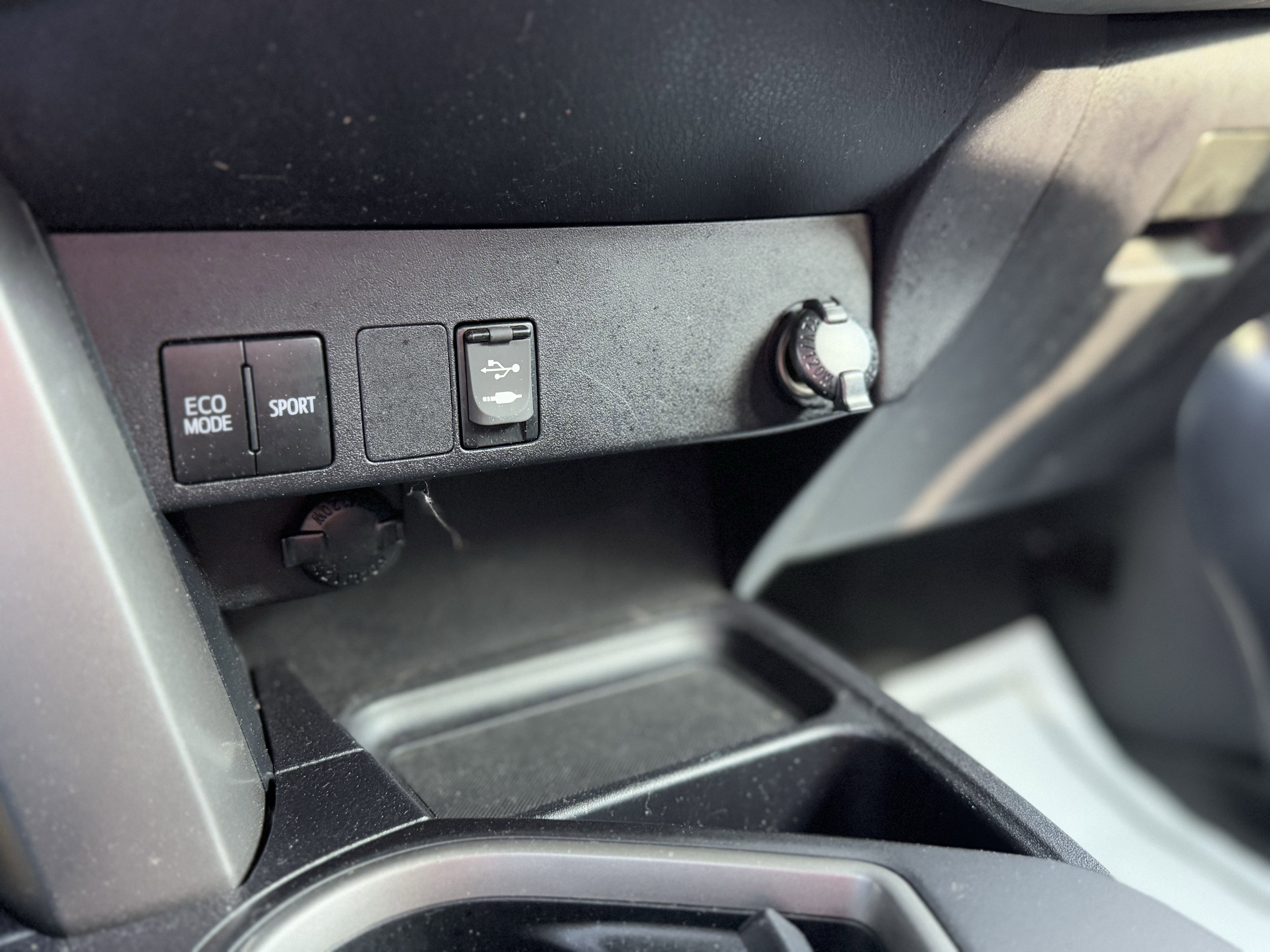 Used 2018 Toyota RAV4 LE image 19