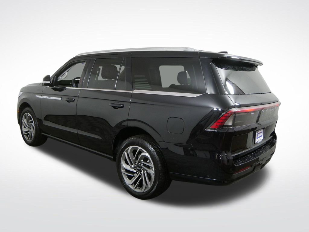 Used 2025 Lincoln Navigator Reserve image 10
