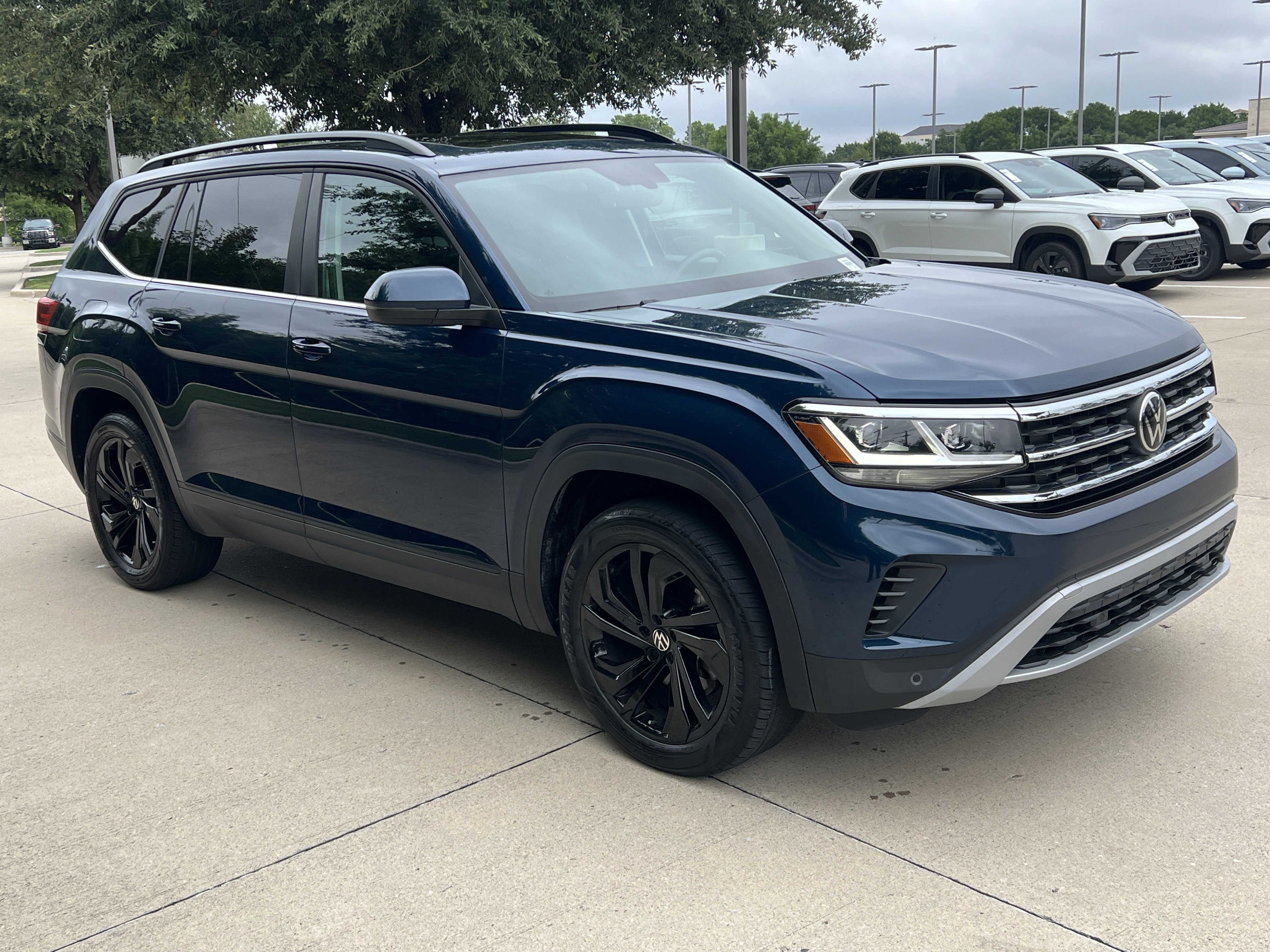 Certified 2023 Volkswagen Atlas SE w/ Panoramic Sunroof Package FWD image 2