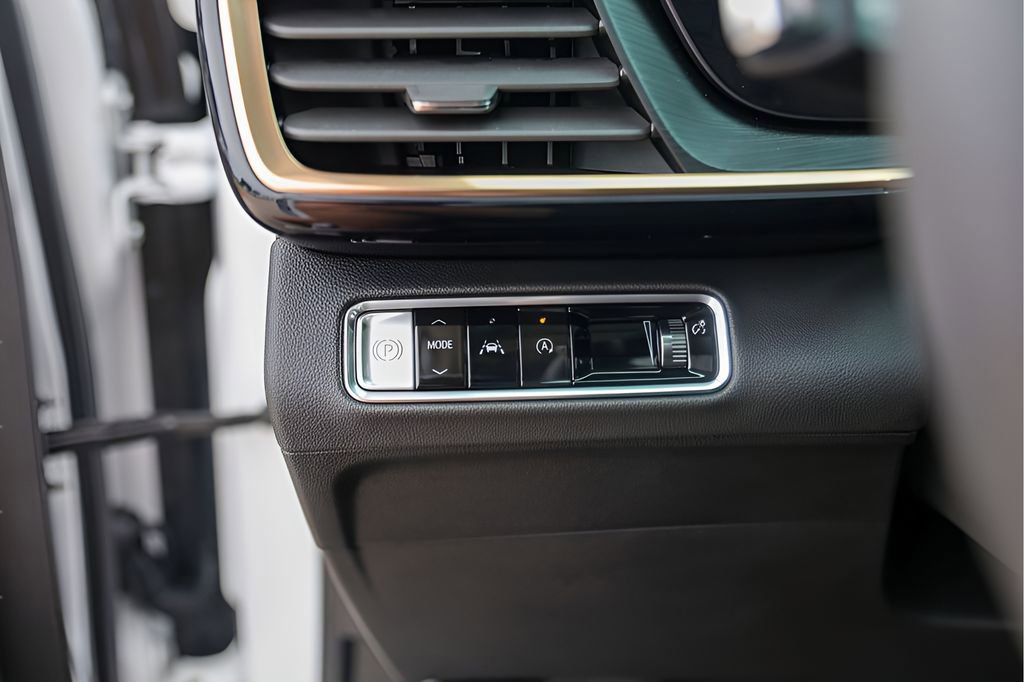 Used 2025 Buick Envision Avenir AWD/4WD image 19
