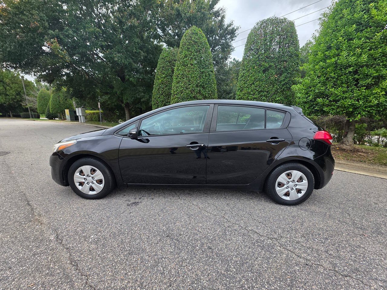 Used 2017 Kia Forte LX FWD image 2